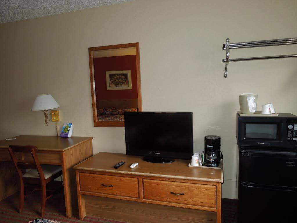 Super 8 By Wyndham Harrisonburg Motel Exterior photo